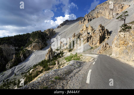 Mountain Road Trog fantastische Felsformationen an Casse Deserte, Col d ' Izoard, Frankreich. Stockfoto