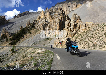 Zwei Motorräder fahren auf der Straße Trog Mondlandschaft auf Casse Deserte, Col d ' Izoard, Frankreich. Stockfoto