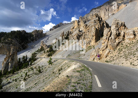 Bergstraße in Mondlandschaft auf Casse Deserte, Col d ' Izoard, Frankreich. Stockfoto