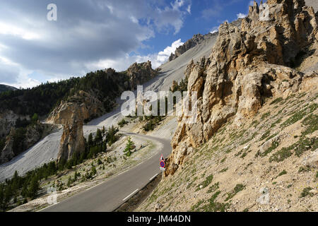 Bergstraße in Mondlandschaft auf Casse Deserte, Col d ' Izoard, Frankreich. Stockfoto