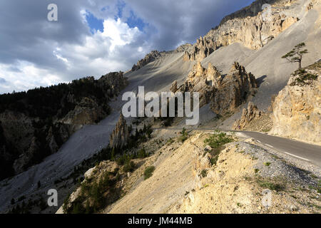 Bergstraße in Mondlandschaft auf Casse Deserte, Col d ' Izoard, Frankreich. Stockfoto