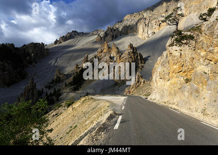 Bergstraße in Mondlandschaft auf Casse Deserte, Col d ' Izoard, Frankreich. Stockfoto