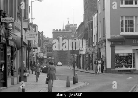 Blick entlang der High Street rugby England Großbritannien in den 1970er Jahren Stockfoto