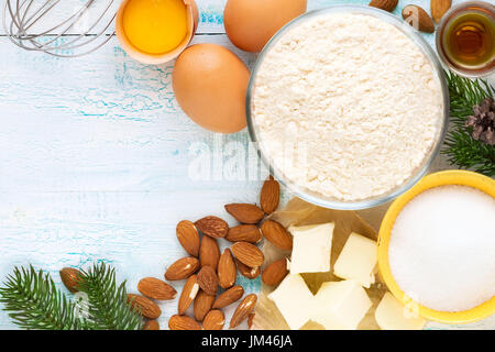 Weihnachten - Mehl, Zucker, Butter, frischen Eiern, Mandeln und Rum - für die Zubereitung von hausgemachten Cantuccini oder Mandel Cookies Backen Stockfoto