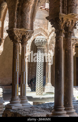 Dekorierte Säulen und Brunnen in der Chiostro dei Benedettini, Klöster, in der Kathedrale in Monreale in der Nähe von Palermo, Sizilien, Italien. Stockfoto