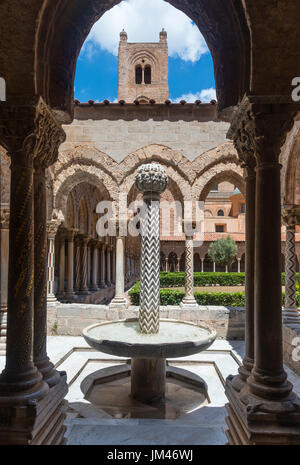 Dekorierte Säulen und Brunnen in der Chiostro dei Benedettini, Klöster, in der Kathedrale in Monreale in der Nähe von Palermo, Sizilien, Italien. Stockfoto