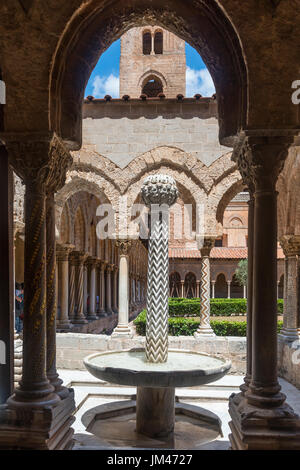 Dekorierte Säulen und Brunnen in der Chiostro dei Benedettini, Klöster, in der Kathedrale in Monreale in der Nähe von Palermo, Sizilien, Italien. Stockfoto