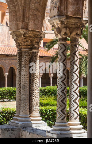 Dekorierte Säulen und Kapitelle im Chiostro dei Benedettini, Klöster, in der Kathedrale in Monreale in der Nähe von Palermo, Sizilien, Italien. Stockfoto