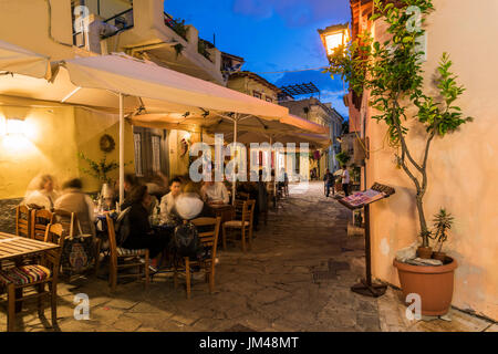 Nachtansicht von einem Straßencafé im malerischen Stadtteil Anafiotika, Athen, Attika, Griechenland Stockfoto