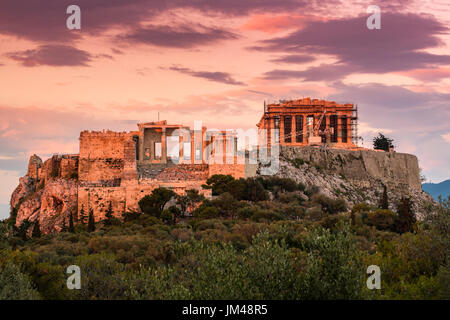 Blick auf den Sonnenuntergang der Akropolis, Athen, Attika, Griechenland Stockfoto