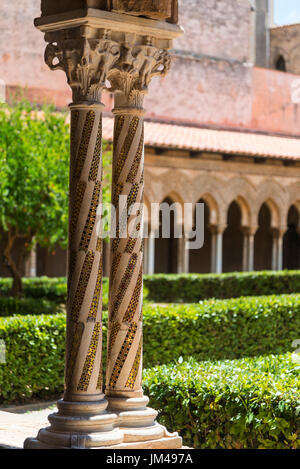 Dekorierte Säulen und Kapitelle im Chiostro dei Benedettini, Klöster, in der Kathedrale in Monreale in der Nähe von Palermo, Sizilien, Italien. Stockfoto