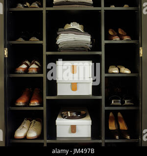 Schuhe und Kleidung im Schrank Stockfoto