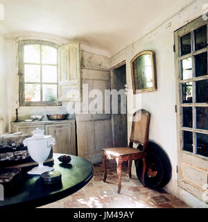 Zimmer im mediterranen Stil mit Vintage Möbel Stockfoto