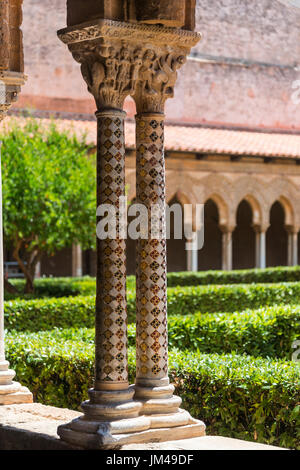 Dekorierte Säulen und Kapitelle im Chiostro dei Benedettini, Klöster, in der Kathedrale in Monreale in der Nähe von Palermo, Sizilien, Italien. Stockfoto