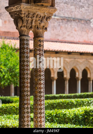 Spalte und Kapital im Chiostro dei Benedettini, Kreuzgang, an der Kathedrale in Monreale in der Nähe von Palermo, Sizilien, Italien dekoriert. Stockfoto