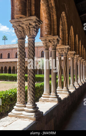 Dekorierte Säulen und Kapitelle im Chiostro dei Benedettini, Klöster, in der Kathedrale in Monreale in der Nähe von Palermo, Sizilien, Italien. Stockfoto