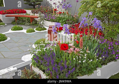 Eine moderne ruhige Dachterrasse Platz in einem städtischen Garten im japanischen Zen-Stil erstellt Stockfoto