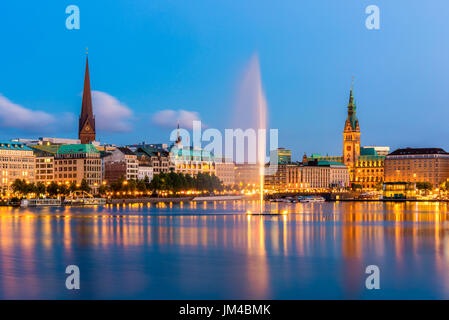 Hamburg-Deutschland-Skyline in der Abenddämmerung Stockfoto