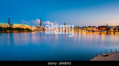 Panoramablick auf Hamburg Deutschland Skyline in der Abenddämmerung Stockfoto