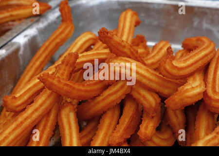 Süße frische Churros, traditionellen spanischen oder portugiesischen tief gebratener Teig Gebäck Snack erkochte schließen, erhöhte Ansicht Stockfoto