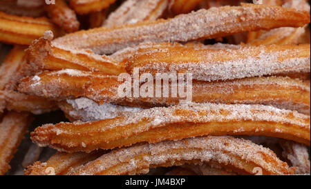 Süße frische Churros mit Zucker, traditionellen spanischen oder portugiesischen tief gebratener Teig Gebäck Snack erkochte schließen, erhöhte Ansicht Stockfoto