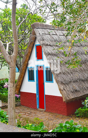 Traditionelles Haus der Insel Madeira. Gelegen in einem der Gärten von Madeira Stockfoto