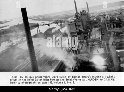 IJMDIDEN, Holland. Königliche Niederländische Stahlwerk angegriffen 27. November 1942. Foto: Beweise in Kamera Stockfoto