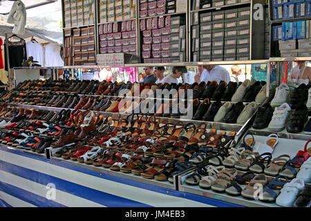 Waren auf dem Display auf einem Straßenmarkt in Nerja, Andalusien, Costa Del Sol, Spanien. Stockfoto