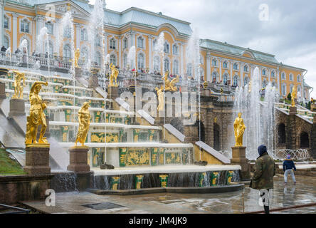 Peterhof, Russland - Juni 03.2017 die große Kaskade Brunnen Stockfoto