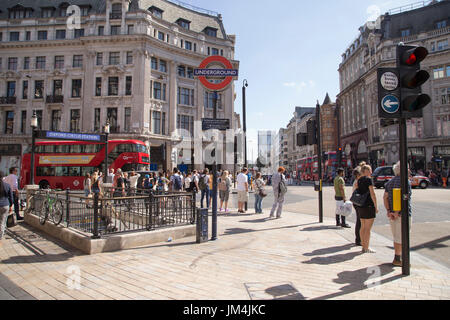 LONDON, UK - 12. August 2016, Touristen warten, überqueren Sie die Straße am Oxford Circus Stockfoto