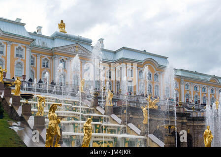 Peterhof, Russland - Juni 03.2017 die große Kaskade Brunnen Stockfoto