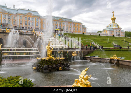 Peterhof, Russland - Juni 03.2017 die große Kaskade Brunnen Stockfoto