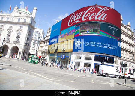 LONDON, UK - 12. AUGUST 2016. Großer Bildschirm, Werbung und Rio 2016 am Piccadilly circus Stockfoto