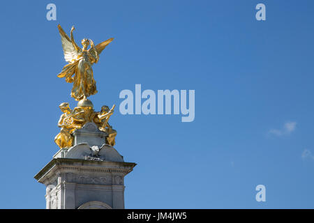 LONDON, UK - 12. AUGUST 2016. Goldenen Engelsstatue vor Buckinghampalast Stockfoto