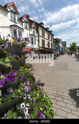 Stadt Keswick, England. Malerische Sommer Blick auf Keswick Main Street. Stockfoto