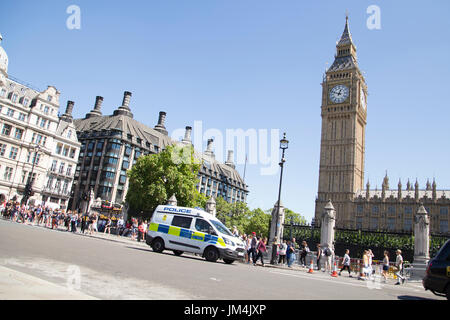 LONDON, UK - 12. AUGUST 2016. Polizei-van fährt vorbei an big Ben, westminster Stockfoto