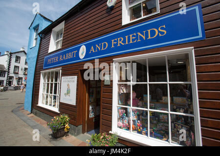 Stadt Keswick, England. Malerische Sommer Blick auf die Peter Rabbit und Freunde Shop auf Keswick See-Straße. Stockfoto