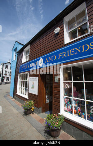 Stadt Keswick, England. Malerische Sommer Blick auf die Peter Rabbit und Freunde Shop auf Keswick See-Straße. Stockfoto