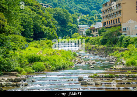 HAKONE, JAPAN - 2. Juli 2017: Wunderschöne Aussicht auf Fluss in Hakone Stadt Stockfoto