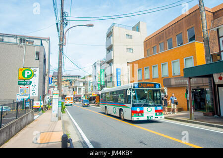 HAKONE, JAPAN - 2. Juli 2017: Japanischen Stil der städtischen kleine Straße mit den öffentlichen Verkehrsmitteln in Hakone Stockfoto