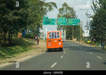 Ein Bus fahren auf Waiyaki Weg in Richtung Nairobi City Centre, Kenia Stockfoto