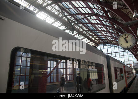 AMBERES, Belgien - 26. Mai 2017: Zug und Uhr am Bahnhof von Antwerpen Stockfoto