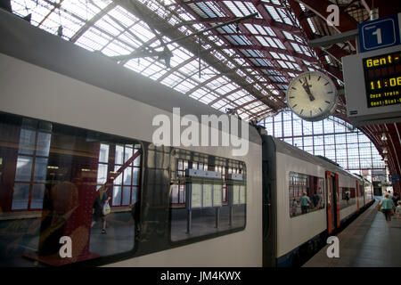 AMBERES, Belgien - 26. Mai 2017: Zug und Uhr am Bahnhof von Antwerpen Stockfoto