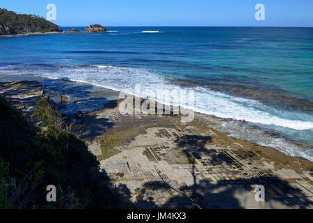 Blick über tessellierte Pflaster auf Clydes Insel bei Eaglehawk Neck auf Tasman Halbinsel, Tasmanien, Australien Stockfoto