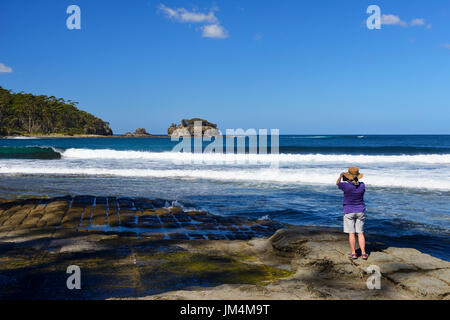 Blick über tessellierte Pflaster auf Clydes Insel bei Eaglehawk Neck auf Tasman Halbinsel, Tasmanien, Australien Stockfoto