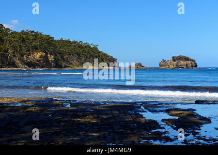 Blick über tessellierte Pflaster auf Clydes Insel bei Eaglehawk Neck auf Tasman Halbinsel, Tasmanien, Australien Stockfoto