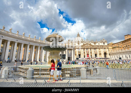 Viele Menschen feiern und Festtag von St. Peter und St. Paul in einer traditionellen feierlichen Zeremonie beteiligen. Vatikan, Rom, Italien Stockfoto