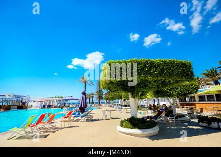 Innenhof mit Pool Resort Hotel am Meer in Nabeul. Tunesien, Nordafrika Stockfoto