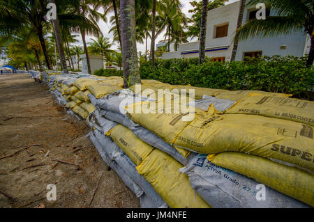 Esmeraldas, Ecuador - 16. März 2016: Sandsäcke zum Schutz vor der Flut vom Tsunami im gleichen Strand, Casablanca Stockfoto