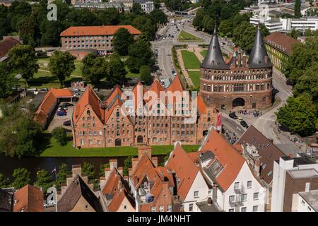 Vogelfedern-Blick auf das Holstentor und Salz lagern, Hansestadt Lübeck, UNESCO-Welterbe, Ostsee, Schleswig-Holstein, Deutschland, Europa Stockfoto